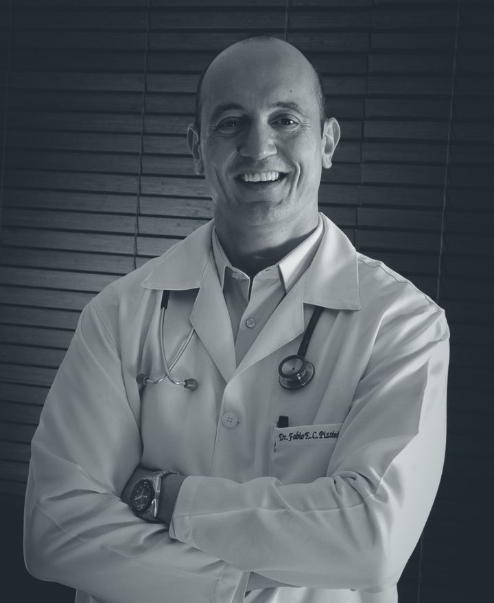 Retrato do Dr. Fábio Pizzini de jaleco, com os braços cruzados